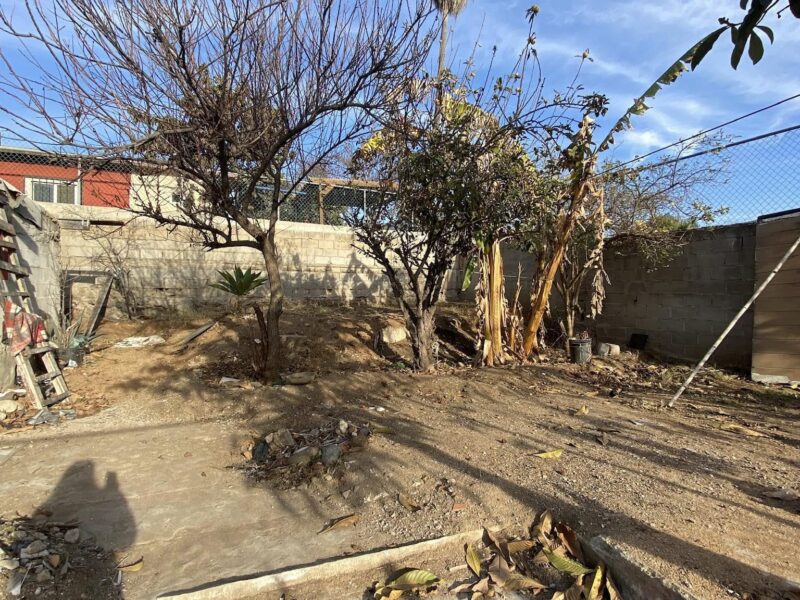 Terreno con construccion en Col. Lomitas